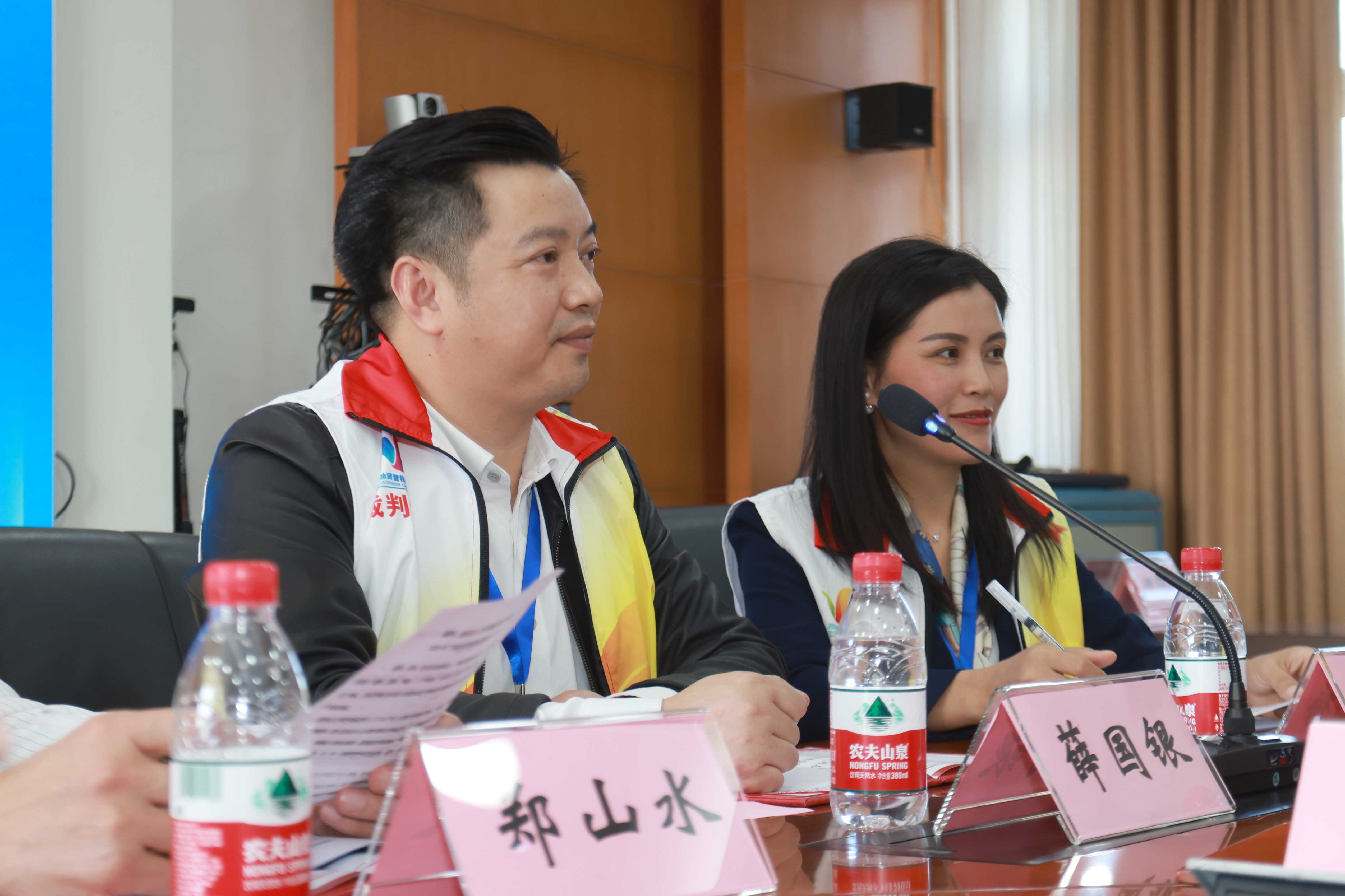 特寫(xiě)-裁判長(zhǎng).jpg 特寫(xiě)-裁判長(zhǎng).jpg